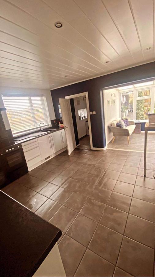 Sunnyside - Large Seaside Home With Views And Hot Tub Prestatyn Eksteriør billede