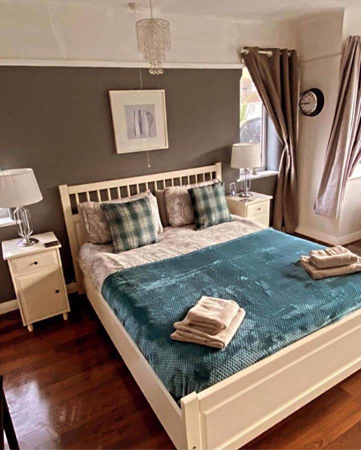 Sunnyside - Large Seaside Home With Views And Hot Tub Prestatyn Eksteriør billede