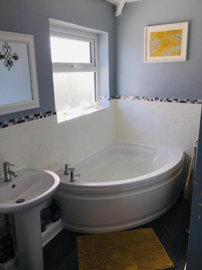Sunnyside - Large Seaside Home With Views And Hot Tub Prestatyn Eksteriør billede