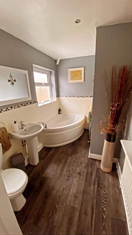 Sunnyside - Large Seaside Home With Views And Hot Tub Prestatyn Eksteriør billede