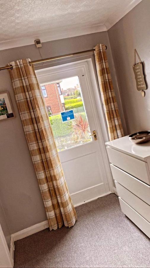Sunnyside - Large Seaside Home With Views And Hot Tub Prestatyn Eksteriør billede