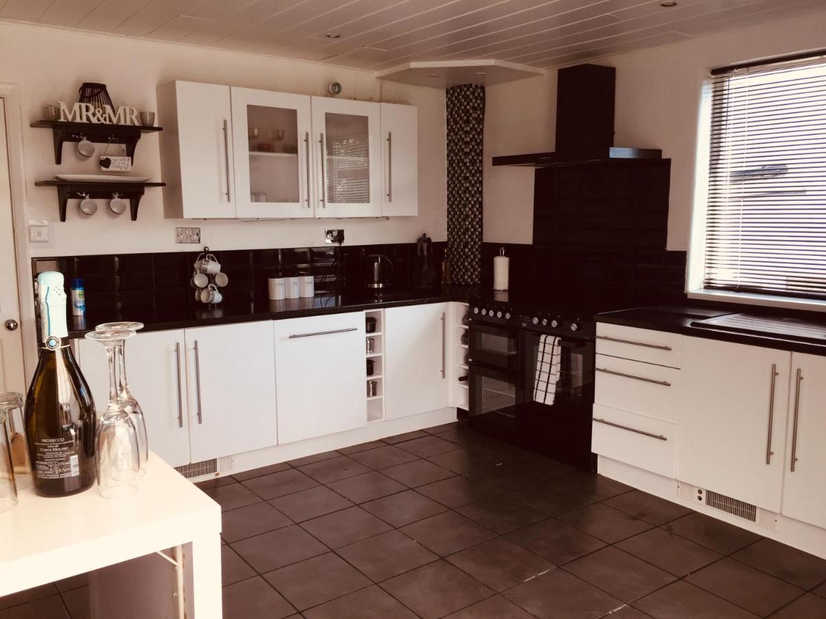Sunnyside - Large Seaside Home With Views And Hot Tub Prestatyn Eksteriør billede