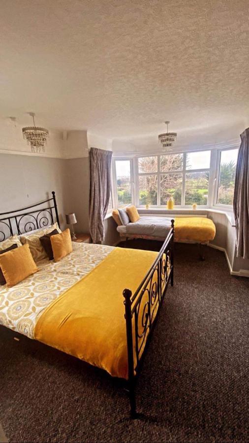 Sunnyside - Large Seaside Home With Views And Hot Tub Prestatyn Eksteriør billede