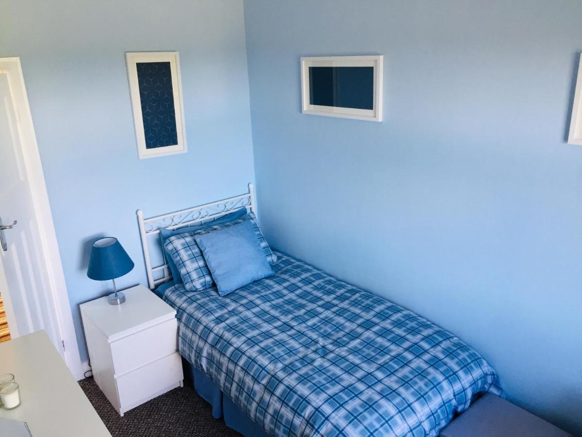 Sunnyside - Large Seaside Home With Views And Hot Tub Prestatyn Eksteriør billede